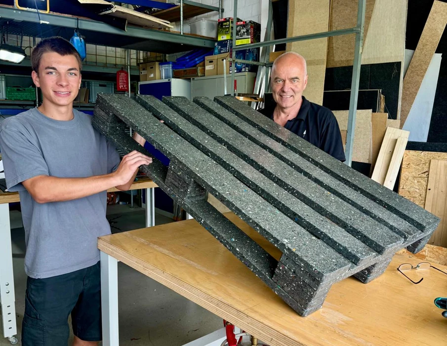 Realer CIRPAL-Verbundpaletten-Prototyp in der Werkstatt